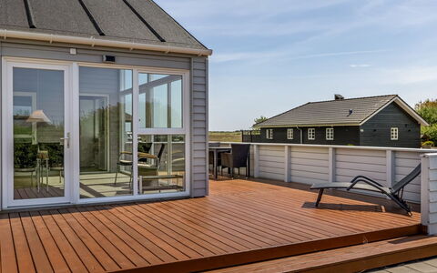 Eldora - 1.4Km from the Sea: Mobilia, Legna, Interior Design, Pavimentazione, Pavimento, Sedia, Camera, Soffitto, Soggiorno, Appartamento