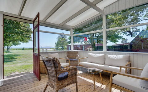 Edelgard - 4.5Km from the Sea: Mobilia, Legna, Portico, Pavimentazione, Pavimento, Sedia, Soffitto, Deck, Latifoglie, Porta