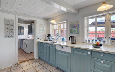 Edelgard - 4.5Km from the Sea: Legna, Pavimentazione, Casa, Pavimento, Mobilia, Cabinetry, Porta, Cucina, Controsoffitto, Soffitto