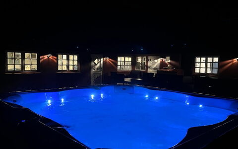 Edelgard - 4.5Km from the Sea: Blu, Piscina, Illuminazione, Notte, Mezzanotte