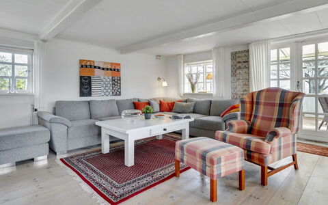 Edelgard - 4.5Km from the Sea: Mobilia, Divano, Interior Design, Soggiorno, Soffitto, Tavolo, Casa, Pavimento, Appartamento