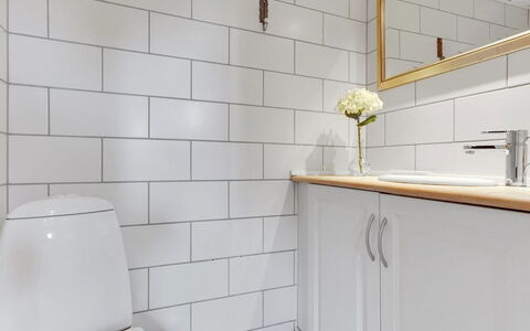 Edelgard - 4.5Km from the Sea: Parete, Pavimentazione, Pavimento, Interior Design, Bagno, Idraulico Fixture, Piastrella, Idraulico, Gabinetto