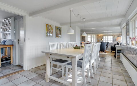Edelgard - 4.5Km from the Sea: Mobilia, Pavimentazione, Pavimento, Interior Design, Legna, Soffitto, Tavolo, Cucina & Sala Da Pranzo Tavolo, Pavimento In Legno, Sala Da Pranzo