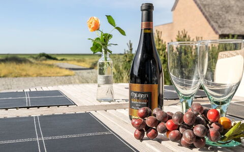 Helgo - 250M from the Sea: Mobilia, Bottiglia, Vino, Bottiglia Di Vetro, Cibo, Bottiglia Di Vino, Sedia, Serveware