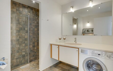 Helgo - 250M from the Sea: Pavimentazione, Interior Design, Parete, Pavimento, Idraulico Fixture, Soffitto, Mobiletto Del Bagno, Lampada, Bagno, Illuminazione