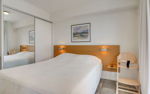 Helgo - 250M from the Sea: Interior Design, Letto, Legna, Camera Da Letto, Pavimentazione, Mobilia, Soffitto, Pavimento, Lenzuolo, Appartamento