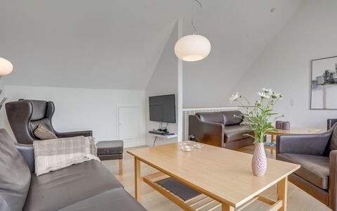 Helgo - 250M from the Sea: Mobilia, Interior Design, Pavimentazione, Parete, Soffitto, Divano, Pavimento, Legna, Lampada, Soggiorno