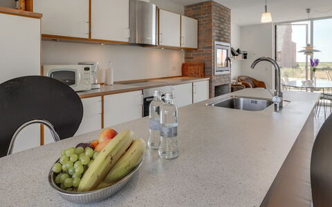 Helgo - 250M from the Sea: Controsoffitto, Cucina, Interior Design, Cabinetry, Mobilia, Pavimentazione, Elettrodomestico Da Cucina, Soffitto, Lampada, Illuminazione