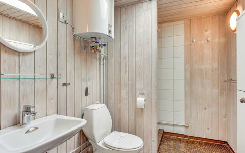 Eliane - 4Km from the Sea: Pavimentazione, Idraulico Fixture, Pavimento, Legna, Lavandino Del Bagno, Bagno, Interior Design, Lavello, Gabinetto, Soffitto