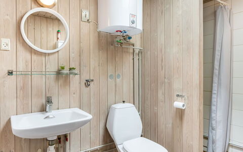 Eliane - 4Km from the Sea: Bagno, Toilet Seat, Idraulico Fixture, Parete, Gabinetto, Lavandino Del Bagno, Pavimentazione, Interior Design, Lavello, Pavimento