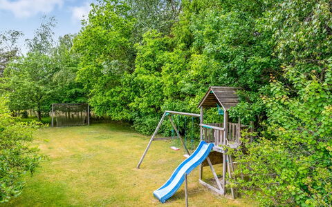 Eliane - 4Km from the Sea: Arbusto, Campo Da Giuoco, Giardino, Prato, Shade, Cortile, Landscaping, Backyard, Parco, Attrezzatura Giochi All'Aperto