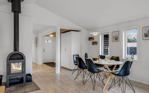 Aila - 1.4Km from the Sea: Pavimentazione, Legna, Pavimento, Interior Design, Soffitto, Pavimento In Legno, Casa, Soggiorno, Mobilia, Camera