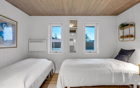 Aila - 1.4Km from the Sea: Parete, Legna, Camera Da Letto, Interior Design, Pavimentazione, Soffitto, Pavimento, Letto, Illuminazione, Bedding