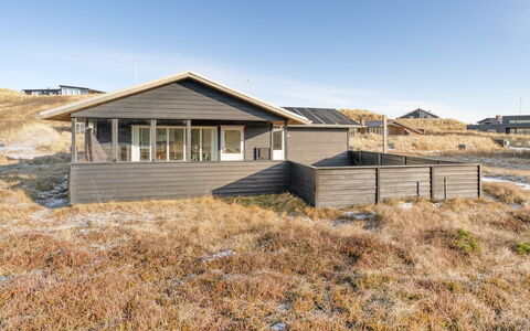 Meike - 300M from the Sea: Tetto, Casa, Lotto, Casa, Villetta, Estate, Edifici Giardino, Shade, Log Cabin, Landscaping
