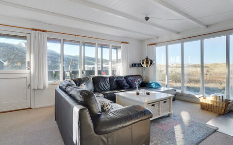 Meike - 300M from the Sea: Pavimentazione, Pavimento, Soffitto, Interior Design, Controsoffitto, Cucina, Cabinetry, Camera, Apparecchio Major, Lampada