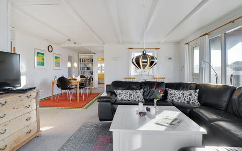Meike - 300M from the Sea: Pavimentazione, Pavimento, Soffitto, Interior Design, Controsoffitto, Cucina, Cabinetry, Camera, Apparecchio Major, Lampada