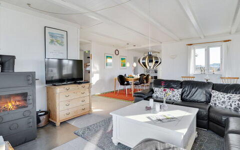 Meike - 300M from the Sea: Pavimentazione, Pavimento, Soffitto, Interior Design, Controsoffitto, Cucina, Cabinetry, Camera, Apparecchio Major, Lampada