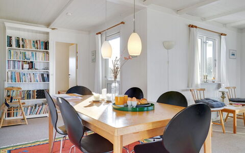 Meike - 300M from the Sea: Pavimentazione, Pavimento, Soffitto, Interior Design, Controsoffitto, Cucina, Cabinetry, Camera, Apparecchio Major, Lampada