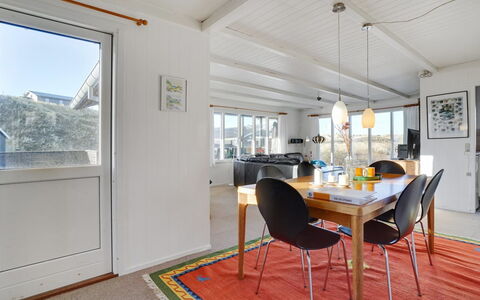 Meike - 300M from the Sea: Pavimentazione, Pavimento, Soffitto, Interior Design, Controsoffitto, Cucina, Cabinetry, Camera, Apparecchio Major, Lampada