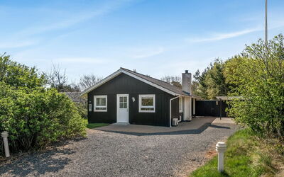 Ursel - 800M from the Sea