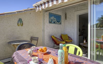 Jardins de la Mer 210.11: Tavolo, Pianta, Nube, Cielo, Costruzione, Proprietà, Tavola, Sedia, Interior Design, Mobili Da Esterno