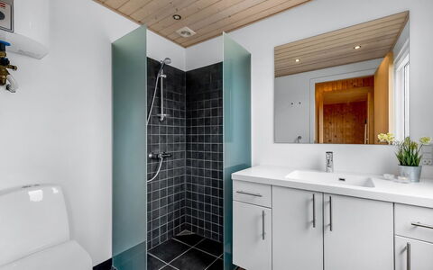 Tanea - 700M to the Fjord: Bagno, Idraulico Fixture, Interior Design, Lavandino Del Bagno, Parete, Pavimentazione, Lavello, Pavimento, Mobiletto Del Bagno, Rubinetto
