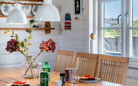 Algea - 300M from the Sea: Mobilia, Legna, Interior Design, Pavimentazione, Tavolo, Pavimento, Lampada, Cucina & Sala Da Pranzo Tavolo, Sala Da Pranzo, Illuminazione