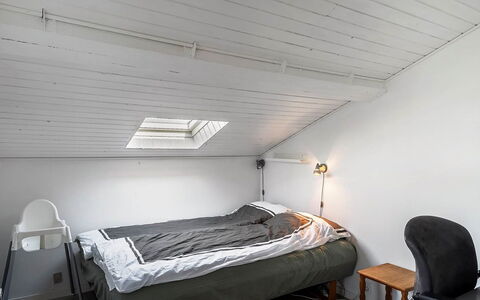 Algea - 300M from the Sea: Soffitto, Pavimento, Legna, Pavimentazione, Interior Design, Camera Da Letto, Mobilia, Letto, Illuminazione, Lenzuolo
