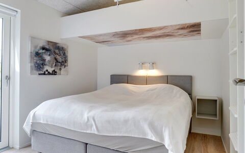 Antonina - 800M from the Sea: Letto, Mobilia, Camera Da Letto, Interior Design, Bedding, Lenzuolo, Legna, Soffitto, Pavimentazione, Pavimento