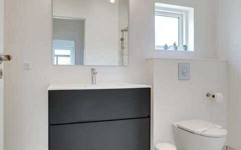 Antonina - 800M from the Sea: Bagno, Idraulico Fixture, Pavimentazione, Interior Design, Pavimento, Lavandino Del Bagno, Mobiletto Del Bagno, Lavello, Gabinetto, Toilet Seat