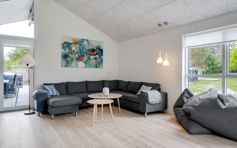 Antonina - 800M from the Sea: Pavimentazione, Legna, Pavimento, Interior Design, Pavimento In Legno, Mobilia, Soffitto, Soggiorno, Divano, Casa