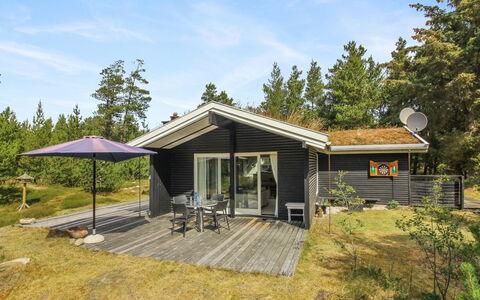 Heike - 1.3Km from the Sea: Architettura, Tetto, Casa, Materiale Composito, Illuminazione Diurna, Raccordo, Driveway