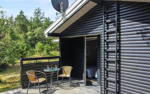 Heike - 1.3Km from the Sea: Architettura, Tetto, Casa, Materiale Composito, Illuminazione Diurna, Raccordo, Driveway