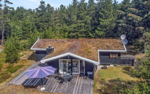 Heike - 1.3Km from the Sea: Architettura, Tetto, Casa, Materiale Composito, Illuminazione Diurna, Raccordo, Driveway