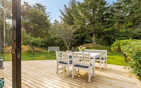 Lykka - 950M from the Sea: Legna, Pavimento In Legno, Mobilia, Portico, Latifoglie, Pavimentazione, Deck, Tavolo, Lotto, Color Legno