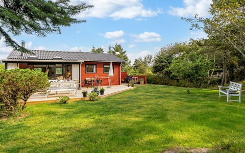 Lykka - 950M from the Sea: Erba, Costruzione, Casa, Arbusto, Casa, Zona Residenziale, Villetta, Tetto, Giardino