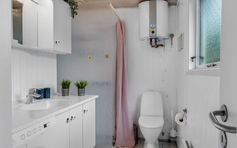 Lykka - 950M from the Sea: Idraulico Fixture, Pavimentazione, Interior Design, Bagno, Pavimento, Lavello, Gabinetto, Rubinetto, Idraulico, Camera