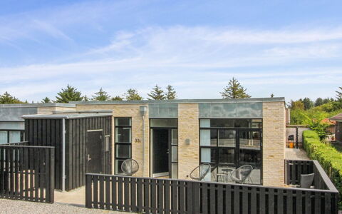 Laulu - 2Km from the Sea: Materiale Composito, Calcestruzzo, Design, Illuminazione Diurna, Cortile, Raccordo