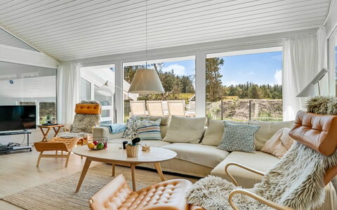 Gladis - 900M from the Sea: Mobilia, Interior Design, Legna, Divano, Pavimentazione, Soffitto, Soggiorno, Casa, Pavimento, Illuminazione