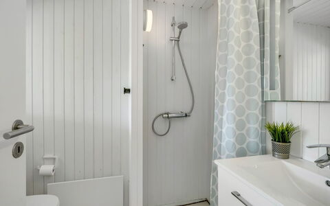 Gladis - 900M from the Sea: Bagno, Idraulico Fixture, Parete, Interior Design, Pavimentazione, Gabinetto, Mobiletto Del Bagno, Pavimento, Lavandino Del Bagno, Lavello