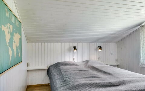 Gladis - 900M from the Sea: Camera Da Letto, Pavimentazione, Pavimento, Legna, Letto, Soffitto, Bedding, Lenzuolo, Interior Design, Telaio Del Letto