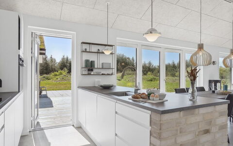 Fredrika - 1.5Km from the Sea: Pavimentazione, Legna, Cucina, Interior Design, Controsoffitto, Pavimento, Mobilia, Soffitto, Casa, Lampada