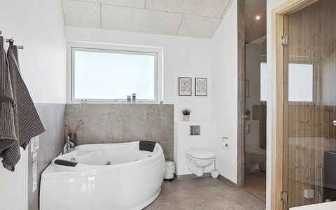 Fredrika - 1.5Km from the Sea: Idraulico Fixture, Pavimentazione, Interior Design, Pavimento, Soffitto, Vasca Da Bagno, Camera, Illuminazione, Idraulico, Bagno