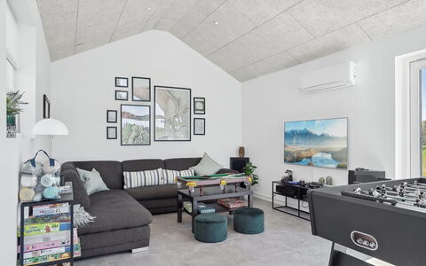 Fredrika - 1.5Km from the Sea: Mobilia, Interior Design, Divano, Pavimentazione, Soffitto, Pavimento, Camera, Soggiorno, Illuminazione