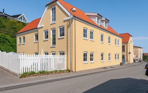 Cornel - 290M from the Sea: Finestra, Zona Residenziale, Quartiere, Casa, Casa, Finestra A Ghigliottina, Sobborgo, Driveway, Dipingere, Raccordo