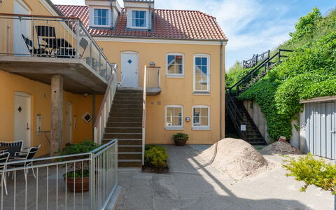 Cornel - 290M from the Sea: Zona Residenziale, Casa, Balcone, Estate, Driveway, Le Scale, Corrimano, Villa, Portico