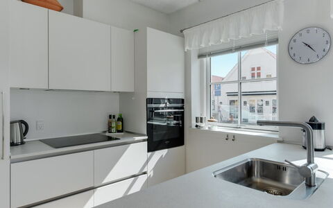 Cornel - 290M from the Sea: Controsoffitto, Cucina, Elettrodomestico Da Cucina, Interior Design, Cabinetry, Pavimentazione, Lavandino Della Cucina, Lavello, Idraulico Fixture, Apparecchio Major
