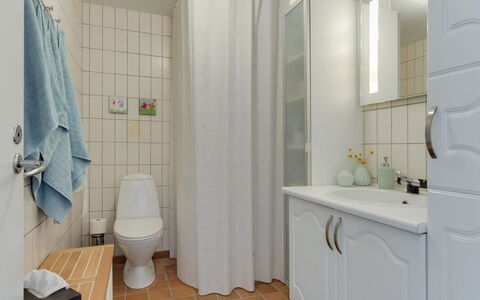 Cornel - 290M from the Sea: Idraulico Fixture, Bagno, Pavimentazione, Interior Design, Pavimento, Lavello, Gabinetto, Lavandino Del Bagno, Idraulico, Rubinetto