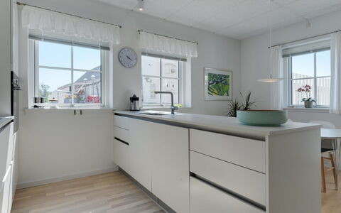 Cornel - 290M from the Sea: Pavimentazione, Controsoffitto, Cucina, Interior Design, Pavimento, Cabinetry, Legna, Lavello, Pavimento In Legno, Mobilia