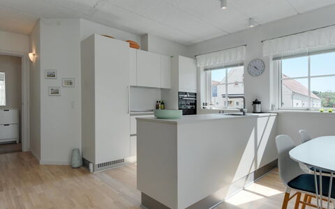 Cornel - 290M from the Sea: Interior Design, Pavimentazione, Pavimento, Cucina, Controsoffitto, Mobilia, Soffitto, Legna, Cabinetry, Camera